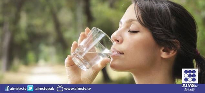 تندرست وتوانا زندگی کے لیے روزانہ 4 لیٹر پانی پینا ضروری ہے، ماہرین طب