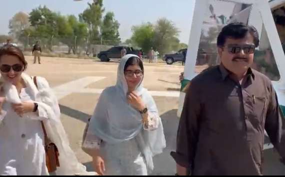 ملالہ یوسف زئی وزیرتعلیم سندھ کےہمراہ سیلاب زدہ علاقوں کا دورہ