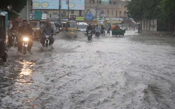 کراچی میں کہیں ہلکی کہیں تیز بارش جاری