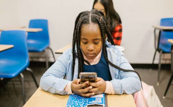 اسکولوں میں طلبہ کےموبائل فون استعمال کوروکنےکےلیے نئی پالیسی کا اعلان