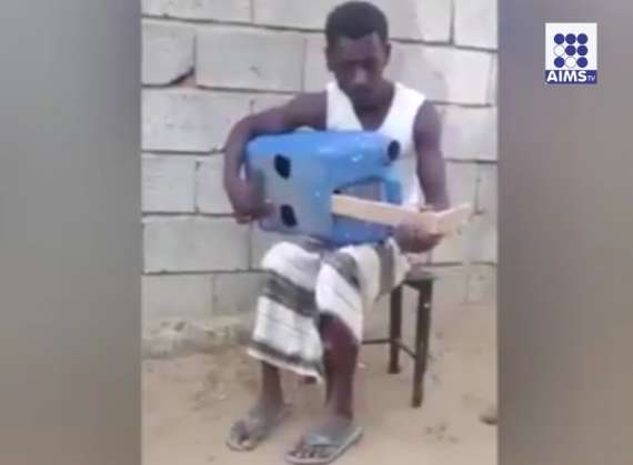 اس شخص کا گٹار  بجانے کاایسا انداز جو شاید کوئی نہیں کرسکتا  وڈیو دیکھیں آپ بھی حیران ہوجائیں